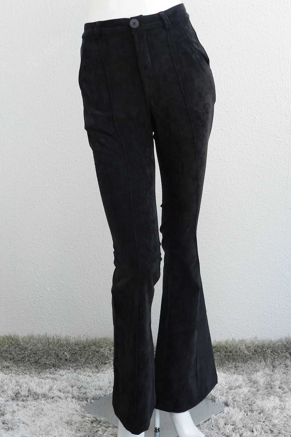 calça jeans preta flare